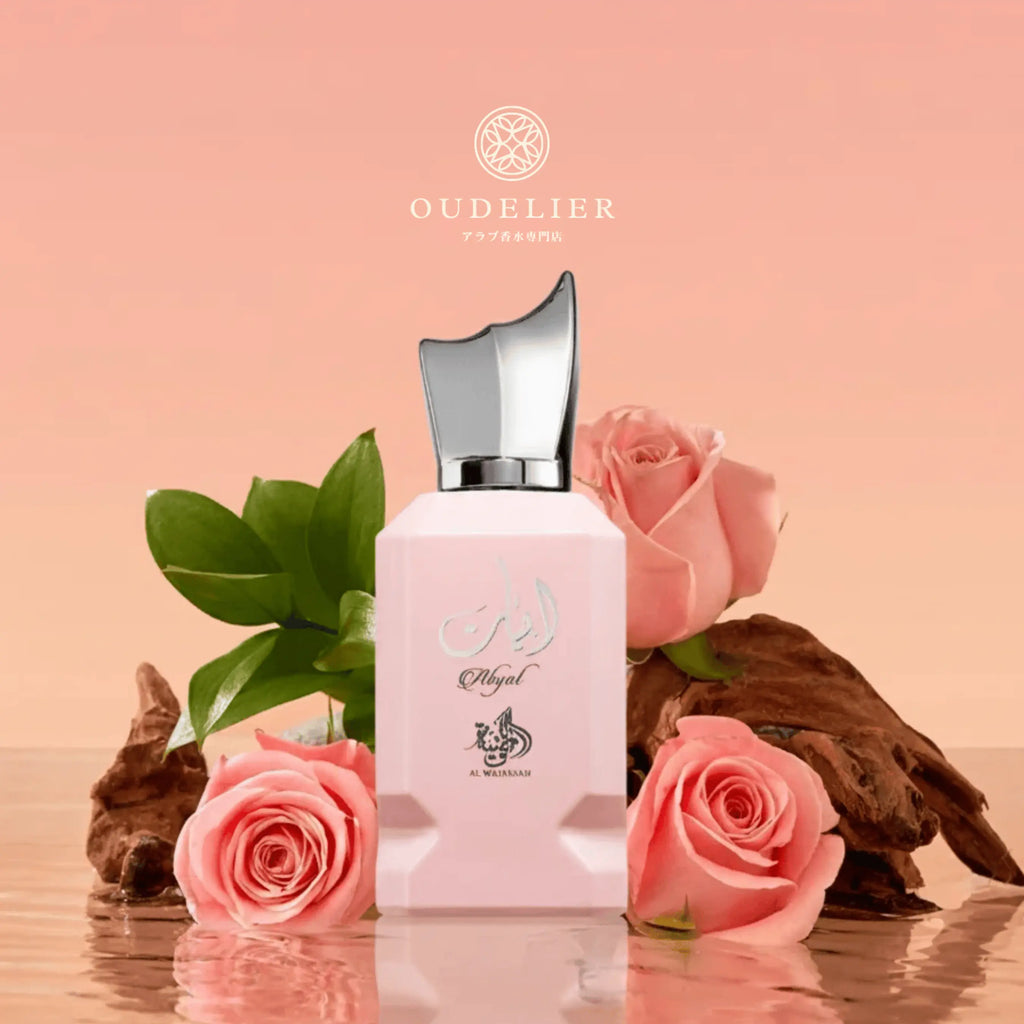 Al Wataniah Abyat オードパルファム 100ml/3.4fl.oz. - ピンク色のボトルのシネマティック撮影、ピンク色の背景、バラの花、豪華な照明、プロダクト撮影 - シネマティック撮影