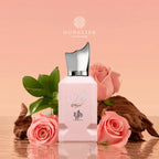 Al Wataniah Abyat オードパルファム 100ml/3.4fl.oz. - ピンク色のボトルのシネマティック撮影、ピンク色の背景、バラの花、豪華な照明、プロダクト撮影 - シネマティック撮影