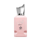 Al Wataniah Abyat オードパルファム 100ml/3.4fl.oz. - ピンク色のエレガントなガラスボトル、シルバーの王冠型キャップ、白い背景 - ボトルのみ
