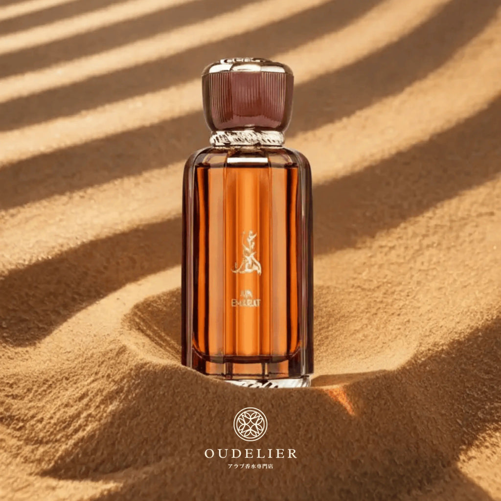 Al Wataniah Ain Emarat オードパルファム 100ml/3.4fl.oz. - 琥珀色のボトルのシネマティック撮影、豪華な照明、プロダクト撮影 - シネマティック撮影