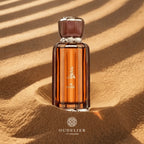 Al Wataniah Ain Emarat オードパルファム 100ml/3.4fl.oz. - 琥珀色のボトルのシネマティック撮影、豪華な照明、プロダクト撮影 - シネマティック撮影