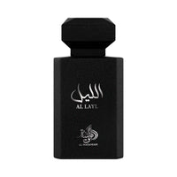 Al Wataniah Al Layl オードパルファム 100ml/3.4fl.oz. - 黒色のマットなガラスボトル、黒色のキャップ、シルバーのアラビア書き込み、白い背景 - ボトルのみ