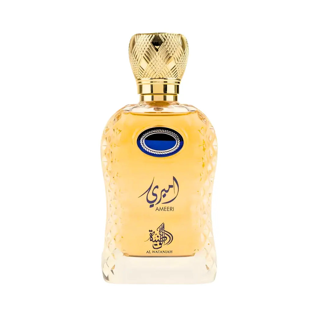 Al Wataniah Ameeri オードパルファム 100ml/3.4fl.oz. - 黄色のガラスボトル、ゴールドの菱形パターンキャップ、青い楕円形メダリオン、白い背景 - ボトルのみ