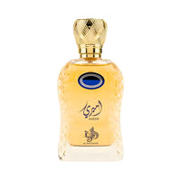 Al Wataniah Ameeri オードパルファム 100ml/3.4fl.oz. - 黄色のガラスボトル、ゴールドの菱形パターンキャップ、青い楕円形メダリオン、白い背景 - ボトルのみ