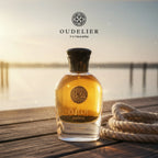 Al Wataniah Amnia オードパルファム 100ml/3.4fl.oz. - 黄色と白色のボトルのシネマティック撮影、豪華な照明、プロダクト撮影 - シネマティック撮影