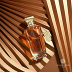 Al Wataniah Anwan オードパルファム 100ml/3.4fl.oz. - 琥珀色のボトルのシネマティック撮影、豪華な照明、プロダクト撮影 - シネマティック撮影