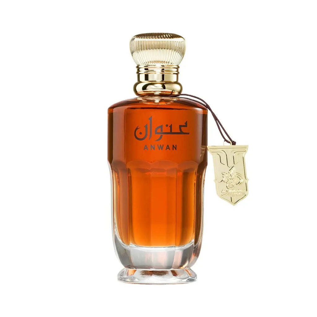 Al Wataniah Anwan オードパルファム 100ml/3.4fl.oz. - 琥珀色のガラスボトル、ゴールドの菱形パターンキャップ、ゴールドのタグ付き、白い背景 - ボトルのみ