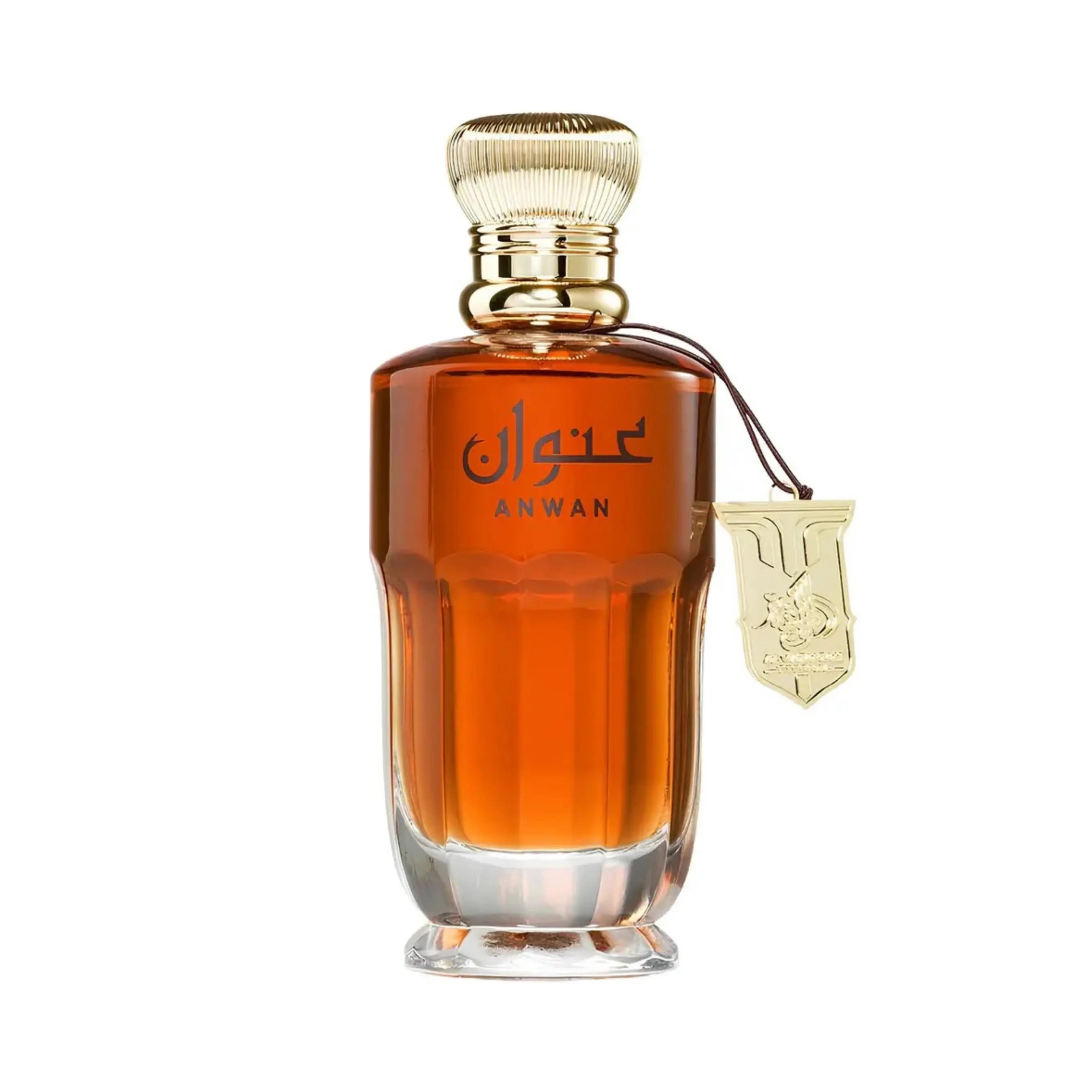Al Wataniah Anwan オードパルファム 100ml/3.4fl.oz. - 琥珀色のガラスボトル、ゴールドの菱形パターンキャップ、ゴールドのタグ付き、白い背景 - ボトルのみ