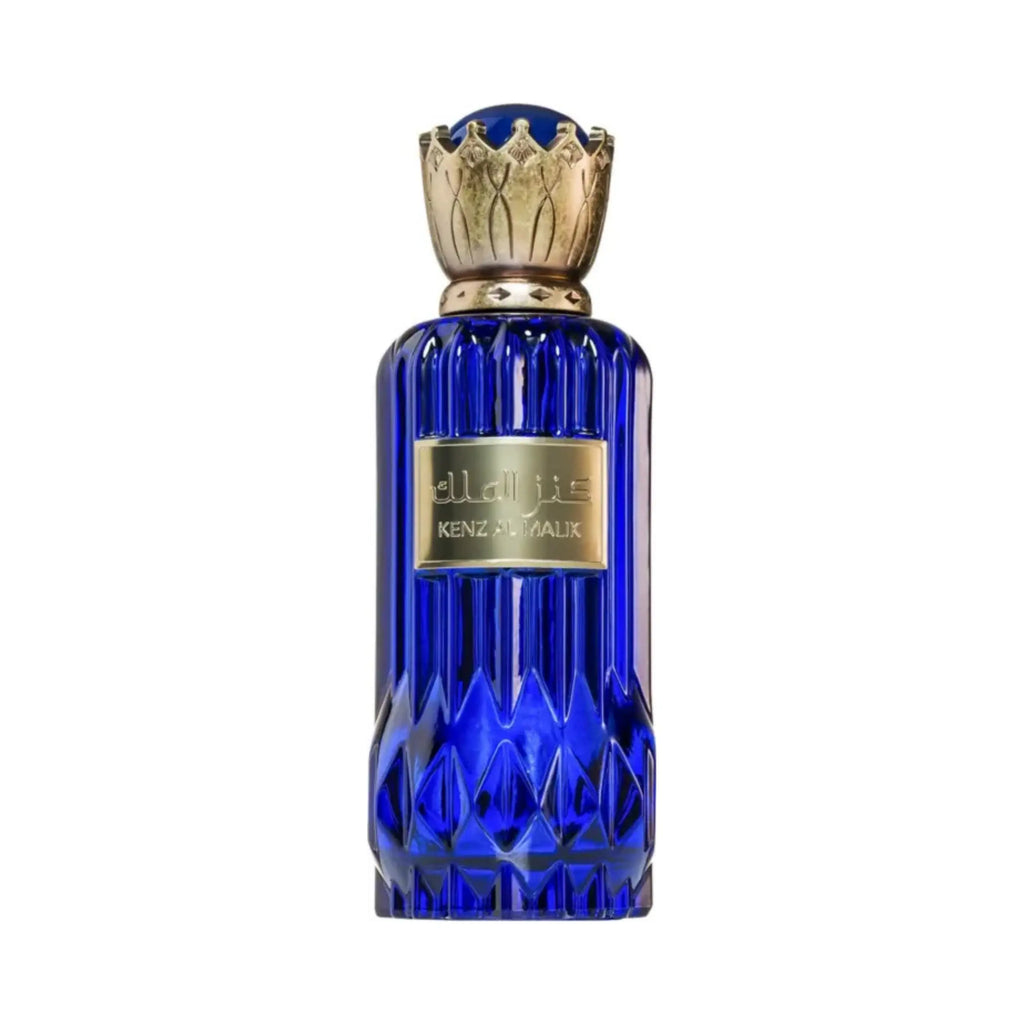 Al Wataniah Kenz Al Malik オードパルファム 100ml/3.4fl.oz. - 深い青色のリブ加工ガラスボトル、ゴールドの王冠型キャップ、アラビア書き込み、白い背景 - ボトルのみ