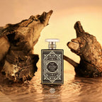 Al Wataniah Oud Mystery Intense オードパルファム 100ml/3.4fl.oz. - シネマティック撮影、豪華な照明と背景、プロダクト撮影 - シネマティック撮影