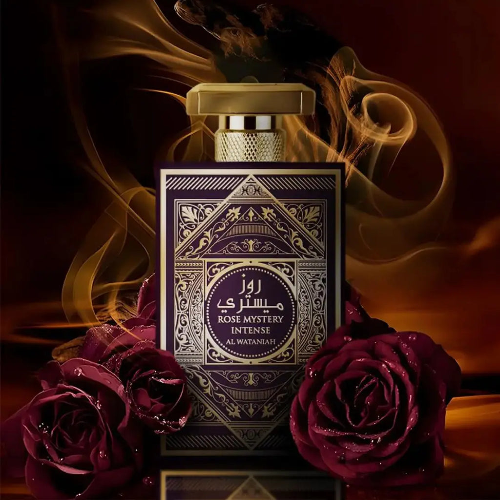 Al Wataniah Rose Mystery Intense オードパルファム 100ml/3.4fl.oz. - シネマティック撮影、豪華な照明と背景、プロダクト撮影 - シネマティック撮影