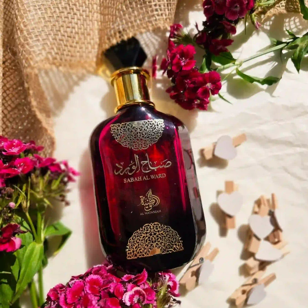 Al Wataniah Sabah Al Ward オードパルファム 100ml/3.4fl.oz. - シネマティック撮影、豪華な照明と背景、プロダクト撮影 - シネマティック撮影