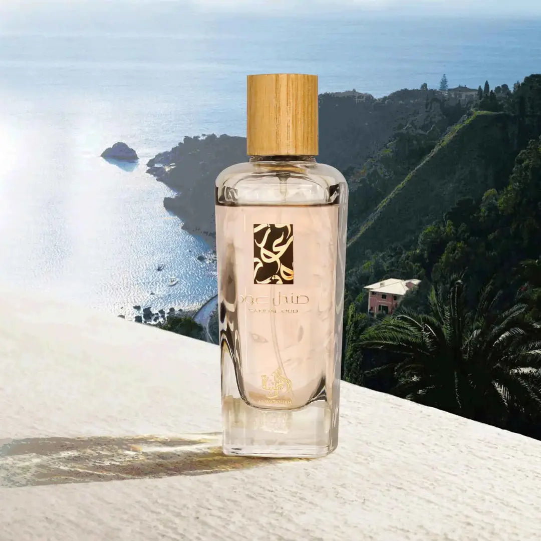 Al Wataniah Sandal Oud オードパルファム 100ml/3.4fl.oz. - シネマティック撮影、豪華な照明と背景、プロダクト撮影 - シネマティック撮影