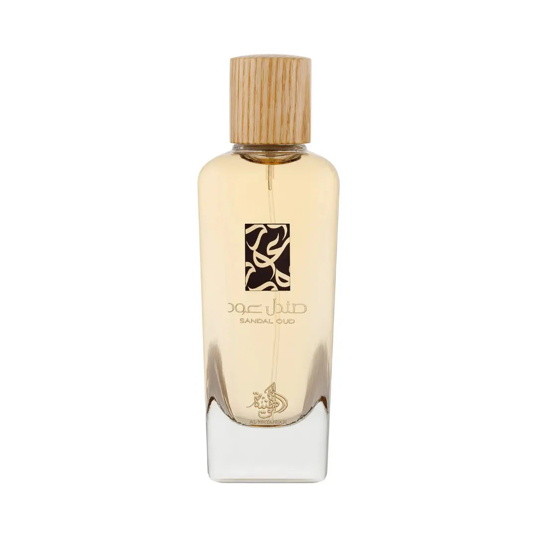 Al Wataniah Sandal Oud オードパルファム 100ml/3.4fl.oz. - 高級アラビア香水のボトル、エレガントなデザイン、白い背景 - ボトルのみ