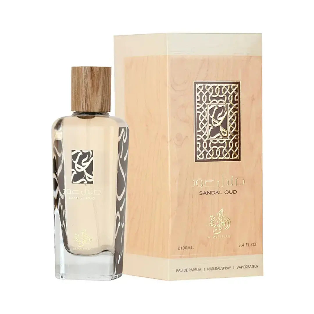 Al Wataniah Sandal Oud オードパルファム 100ml/3.4fl.oz. - 香水ボトルと豪華なパッケージボックス、ロゴ入り - ボトルとボックス