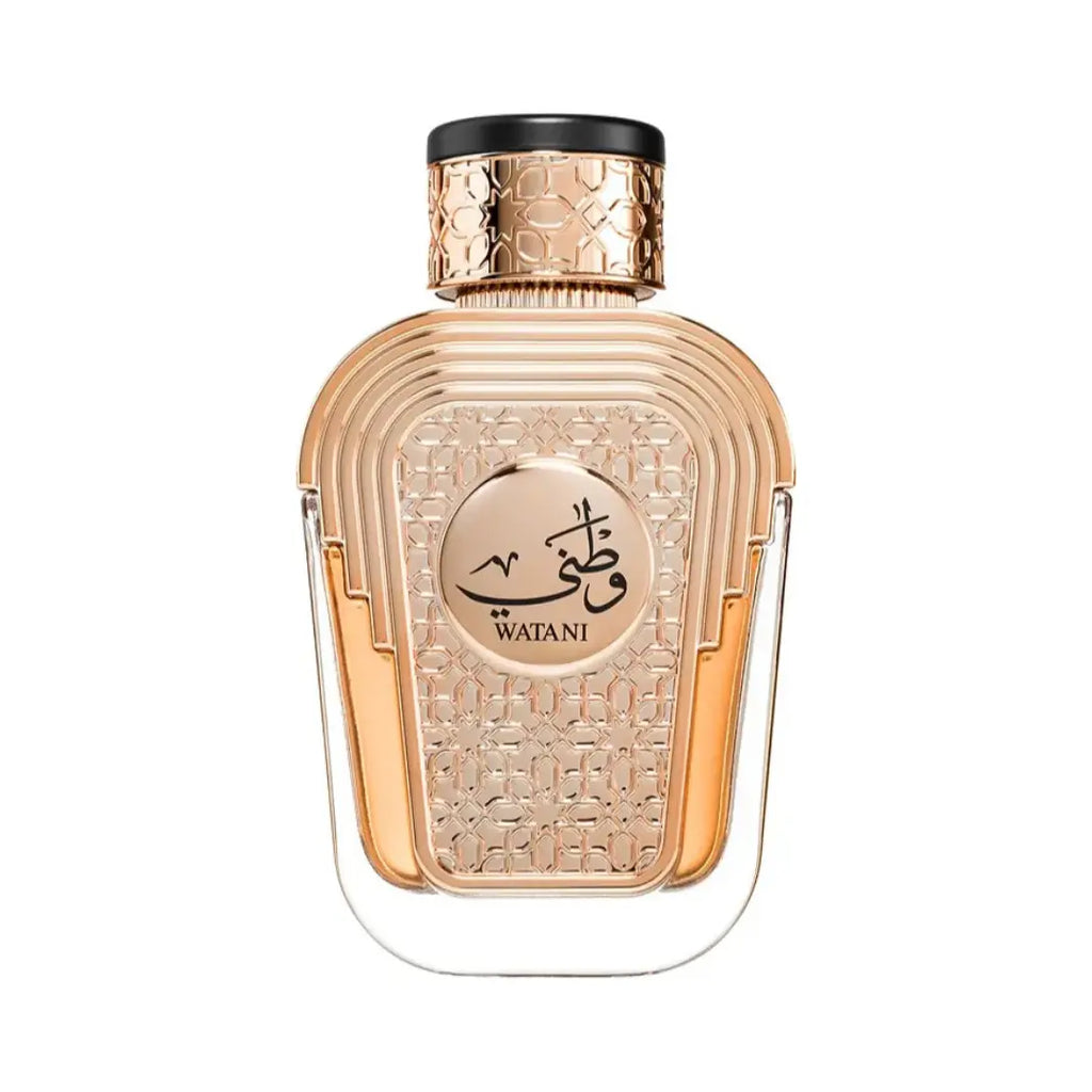 Al Wataniah Watani Purple オードパルファム 100ml/3.4fl.oz. - ベージュ色のリブ加工ガラスボトル、ゴールドのキャップ、アラビア書き込み、白い背景 - ボトルのみ