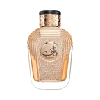 Al Wataniah Watani Purple オードパルファム 100ml/3.4fl.oz. - ベージュ色のリブ加工ガラスボトル、ゴールドのキャップ、アラビア書き込み、白い背景 - ボトルのみ