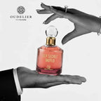 Grandeur Her Secret World オードパルファム 100ml/3.4fl.oz. - ピンク色のボトルのシネマティック撮影、豪華な照明、プロダクト撮影 - シネマティック撮影