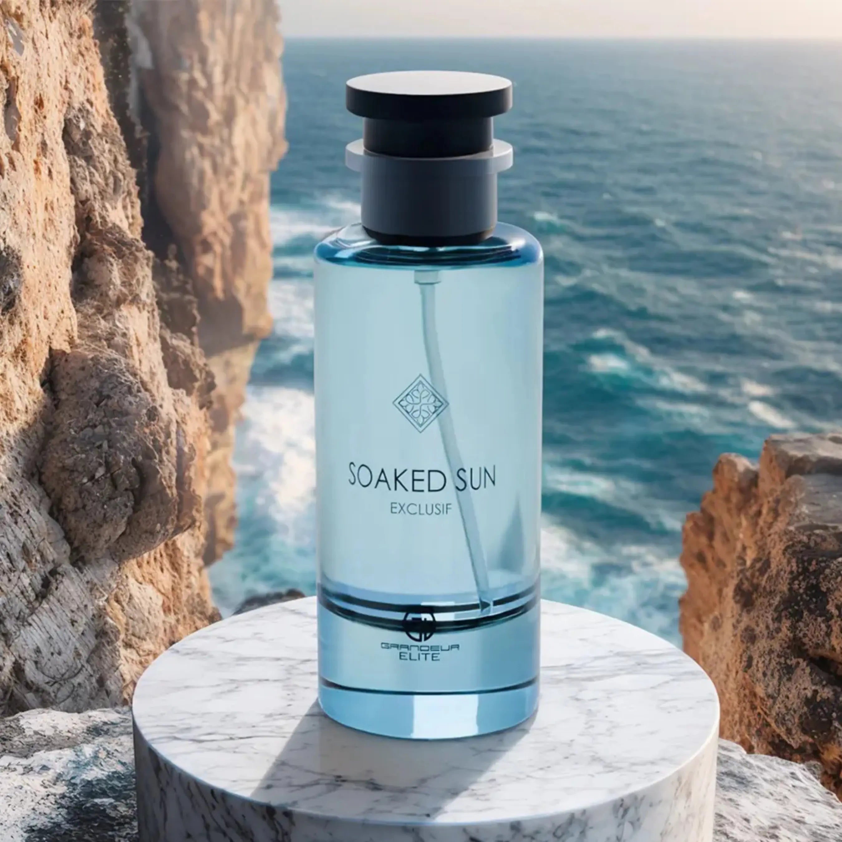 Grandeur Soaked Sun Exclusif オードパルファム 100ml/3.4fl.oz. - シネマティック撮影、豪華な照明と背景、プロダクト撮影 - シネマティック撮影